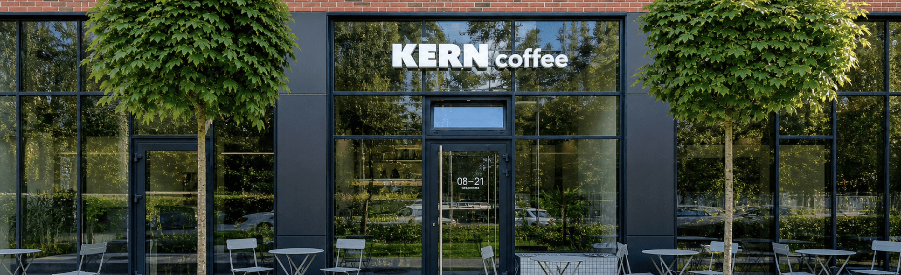 Фасад KERN coffee на улице Генерал-фельдмаршала Румянцева, 11 — вывеска, стеклянная витрина и столики на улице
